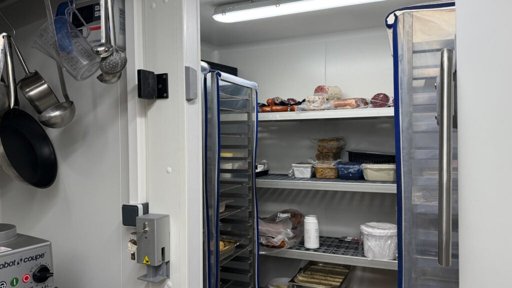 chambre-froide-traiteur-rayonnage