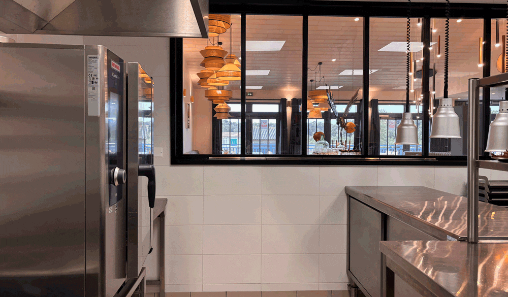 Installation de la cuisine professionnelle et de l&rsquo;espace bar